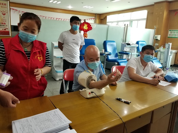献血员工正在进行血压和血常规检查.jpg 献血员工正在进行血压和血常规检查.jpg