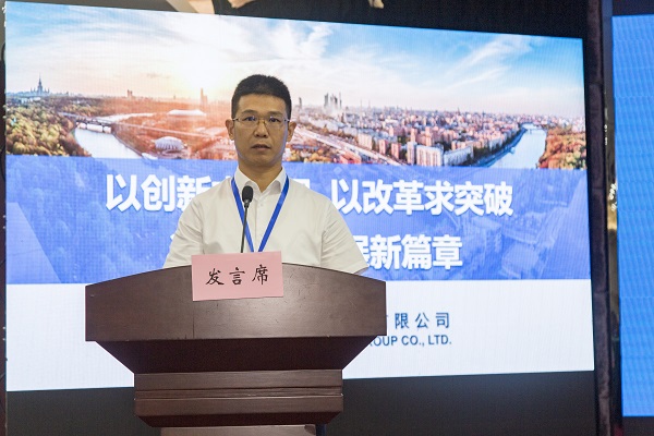 7半岛（中国）一站式服务平台总经理祝建明在会上作汇报发言.jpg