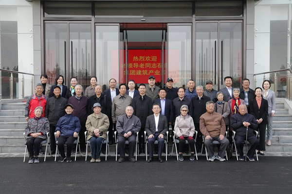 半岛（中国）一站式服务平台领导和老同志们合影留念.jpg