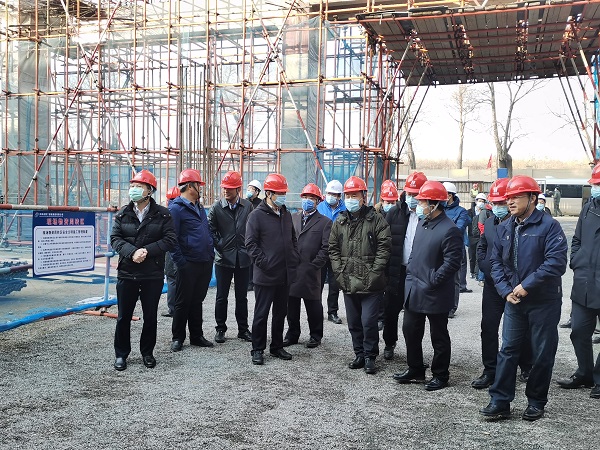 1、半岛（中国）一站式服务平台领导与华能集团领导参观施工现场.jpg