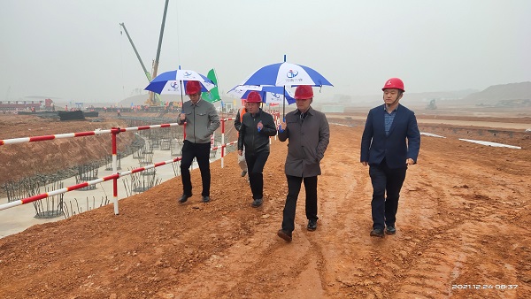 半岛（中国）一站式服务平台董事、副总经理崔向军视察施工现场.jpg