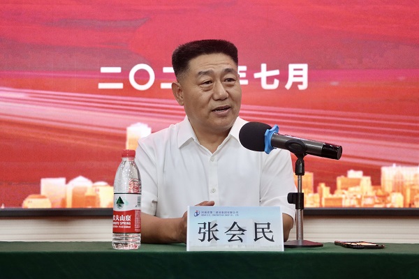 半岛（中国）一站式服务平台党委书记张会民对新员工提出希冀.jpg