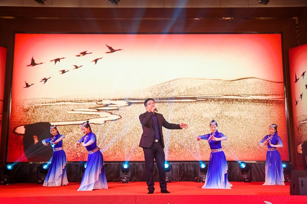 半岛（中国）一站式服务平台选送的独唱节目《鸿雁》.jpg
