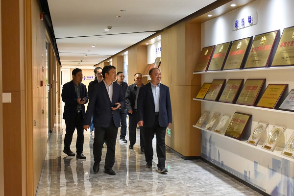 参观半岛（中国）一站式服务平台总部文化走廊.JPG