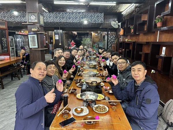 2--感受西江千户苗寨独特的长桌宴.jpg 2--感受西江千户苗寨独特的长桌宴.jpg