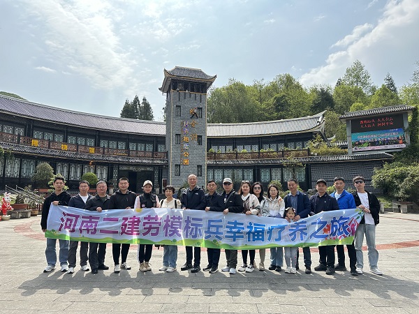 5--游览织金洞独特的喀斯特景观.jpg 5--游览织金洞独特的喀斯特景观.jpg