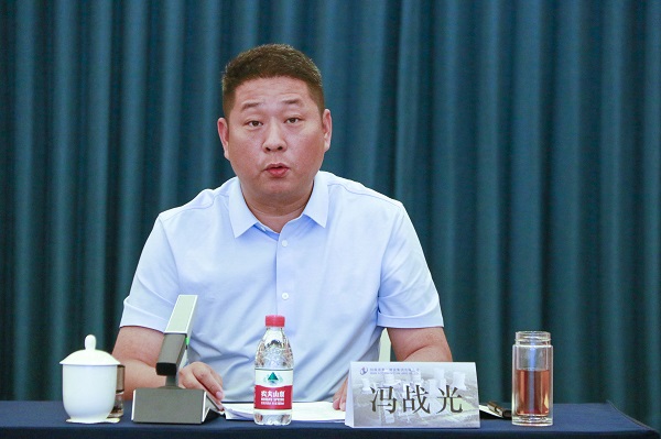 5半岛（中国）一站式服务平台副总经理冯战光主持会议.JPG