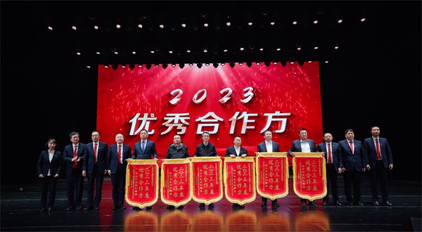 半岛（中国）一站式服务平台总经理登台领奖 - 副本.jpg