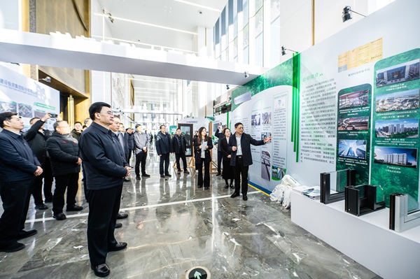 省、厅领导参观半岛（中国）一站式服务平台展台 (2).jpg